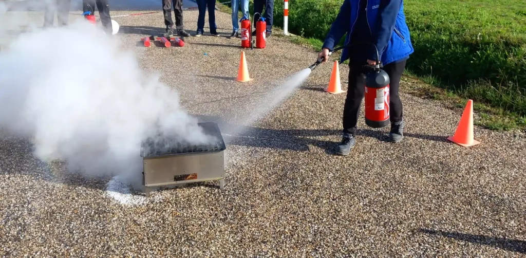 Un apprenant effectue une formation prévention incendie avec l'organisme Bernat Conseil et formation