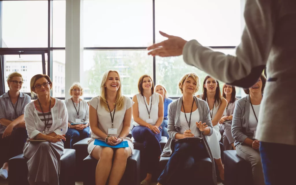 Une personne répond à la question, est-ce que la formation CSE est obligatoire ?