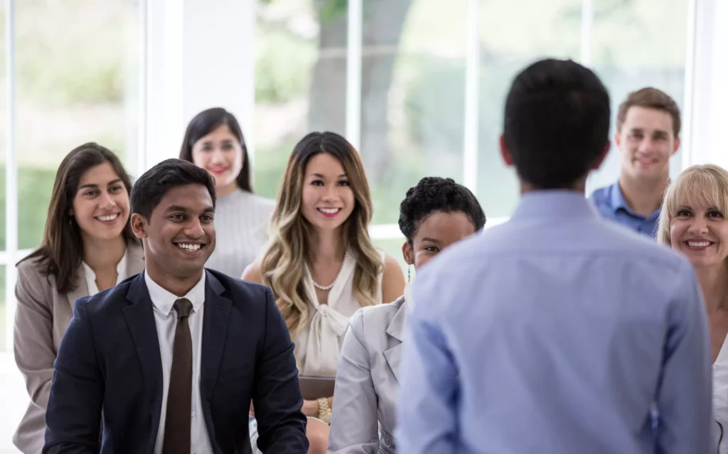 Un groupe d'apprenant suit une formation CSE chez Bernat Conseil et formation