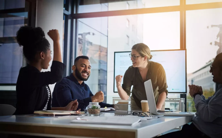 Une équipe est très motivée de se mettre au travail