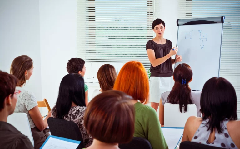 Un groupe de personnes effectue une formation management sur mesure avec Bernat Conseil et Formation