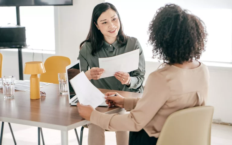 Une femme fait un bilan de compétences pour trouver sa voie professionnelle