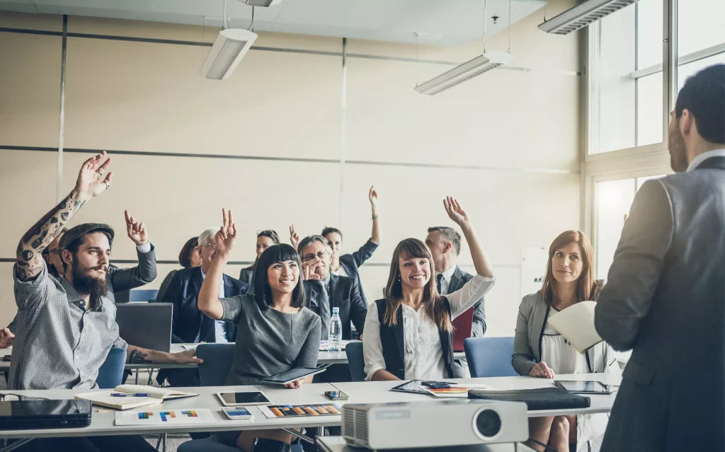 Plusieurs personnes participent à une formation de gestion du stress pour le bien-être des salariés