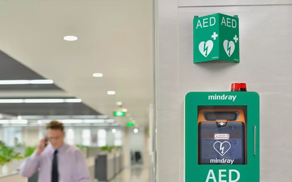 un DAE est installé dans un bâtiment d'entreprise