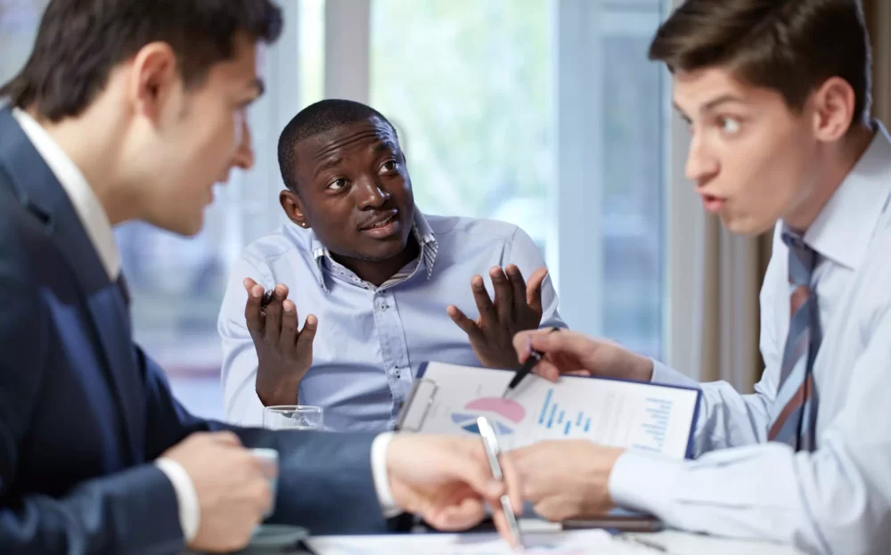 Un homme gère un conflit au travail après sa formation manager débutant