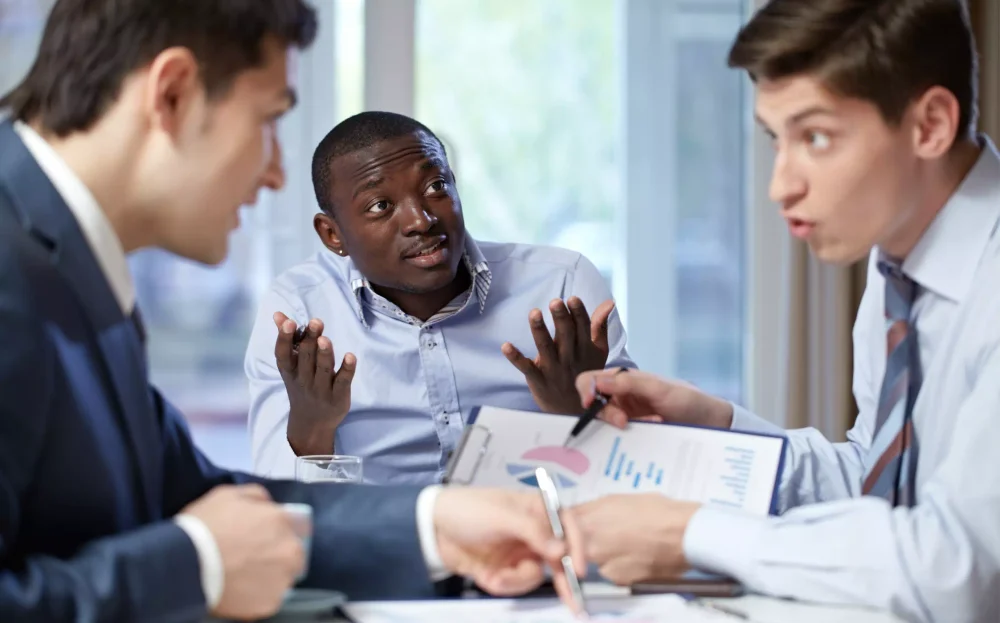 03-formation-manager-debutant-Apprendre-a-gerer-les-conflits-au-sein-de-son-equipe.webp Un homme gère un conflit au travail après sa formation manager débutant