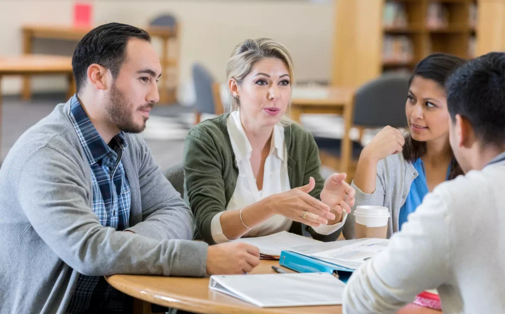 04-formation-manager-debutant-Rencontrer-et-apprendre-des-autres.webp Des apprenants échangent lors d'une Formation manager débutant
