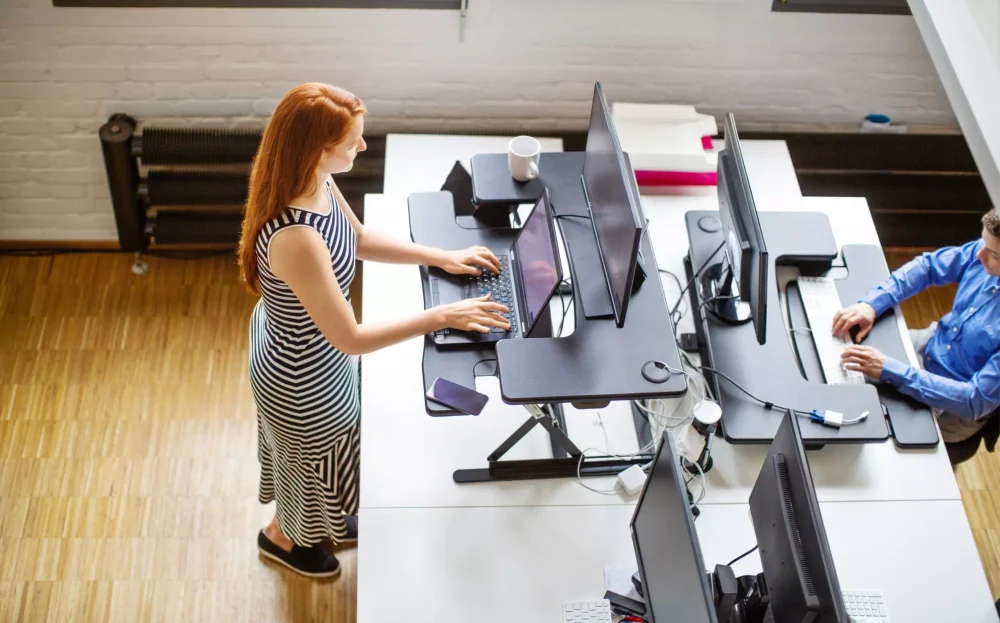 Amenager-des-espaces-de-travail-ergonomiques-pour-sassurer-du-bien-etre-de-ses-salaries-BCF-Competence.webp Un exemple de bureau ergonomique qui favorise le bien-être des salariés
