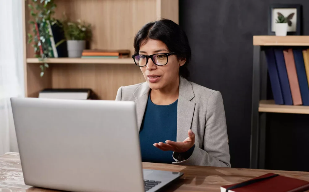 Comment-le-bilan-de-competences-peut-vous-aider-a-changer-de-carriere-03.webp Une femme entame une reconversion professionnelle en visio