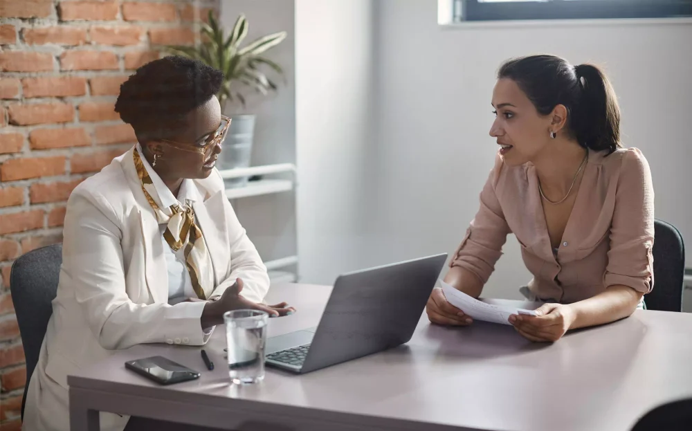 pourquoi-se-faire-accompagner-dans-sa-reconversion-professionnelle-02.webp Une femme se fait accompagnée lors d'un entretient dans sa reconversion professionnel